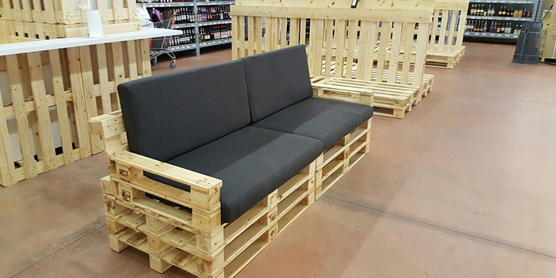 Progetto di arredamento per esposizione vini e zona degustazione realizzata all'interno di un cash&carry con l'utilizzo di 140 bancali cartati, verniciati e assemblati