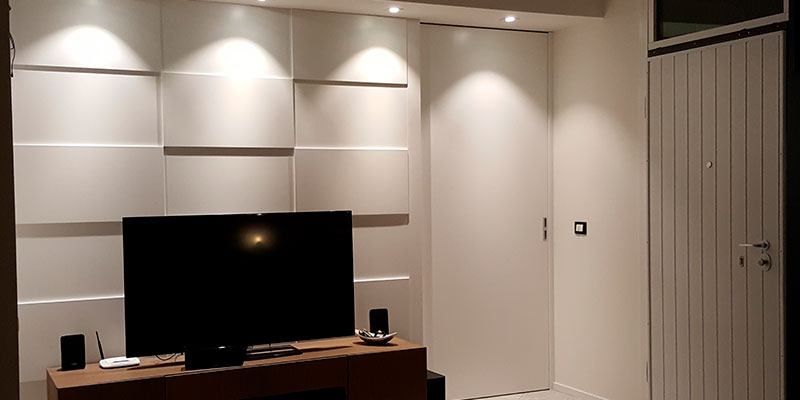 Boiserie con giochi di spessore, laccato bianco opaco.